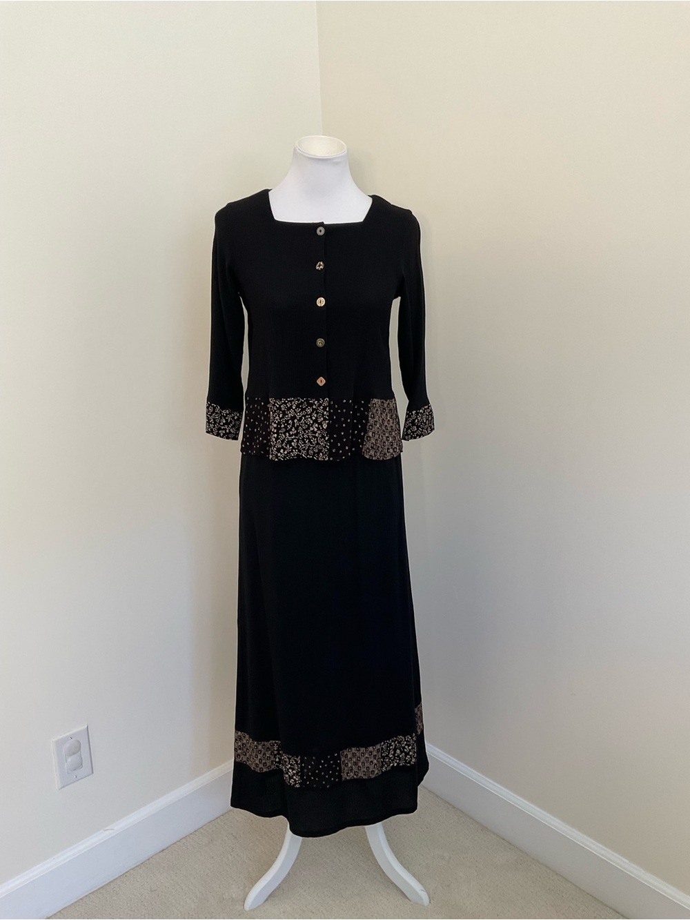 Draper’s & Damon’s Black 2-Piece Skirt Set with Beige Floral Patch Design